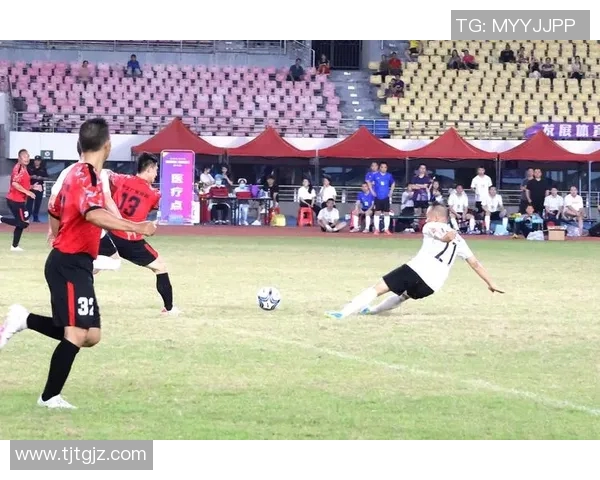 提升足球技巧的十大训练方法，让你在比赛中脱颖而出